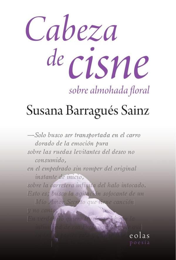 Cabeza de cisne sobre almohada floral